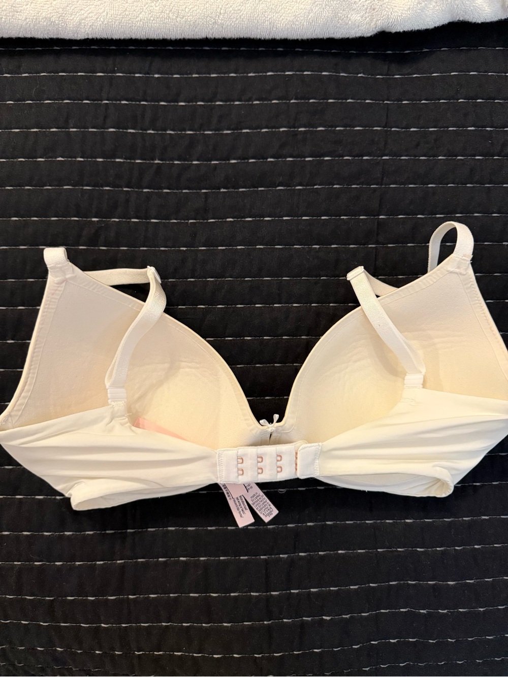 Victoria's Secret Dream Angles push-up Bra- 32DDD - Picture 2 of 4